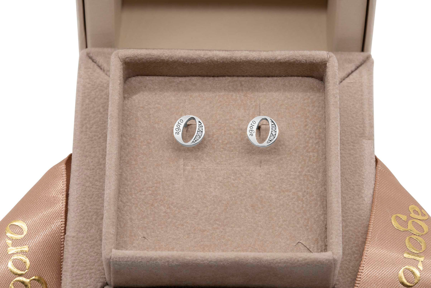 Earing with O’s - White
