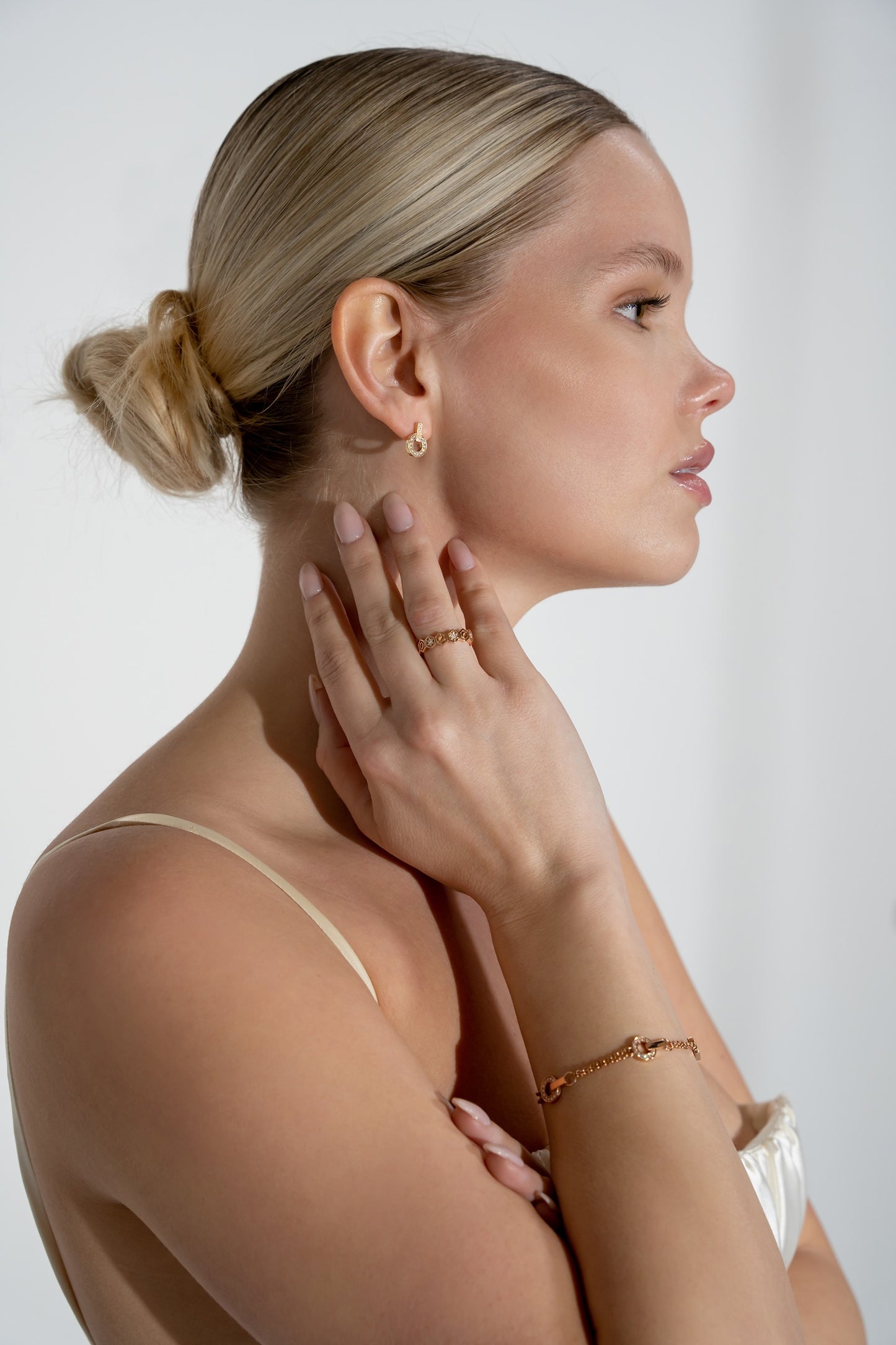 Bracelet with diamonds and rose gold chain