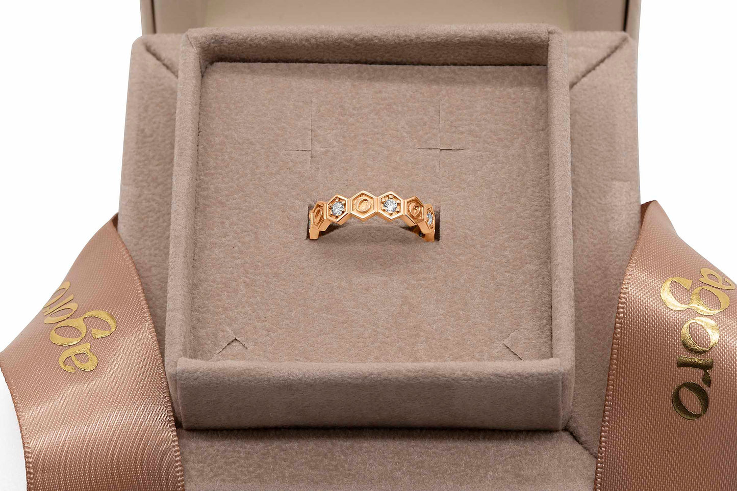 Ring with diamonds and O Logo - Yellow